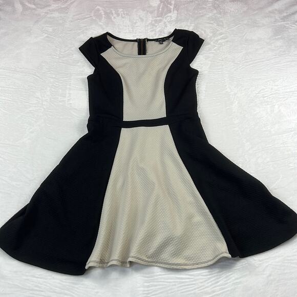 Sequin Hearts black and cream color block fit and flare dress, size 9 - Picture 3 of 9